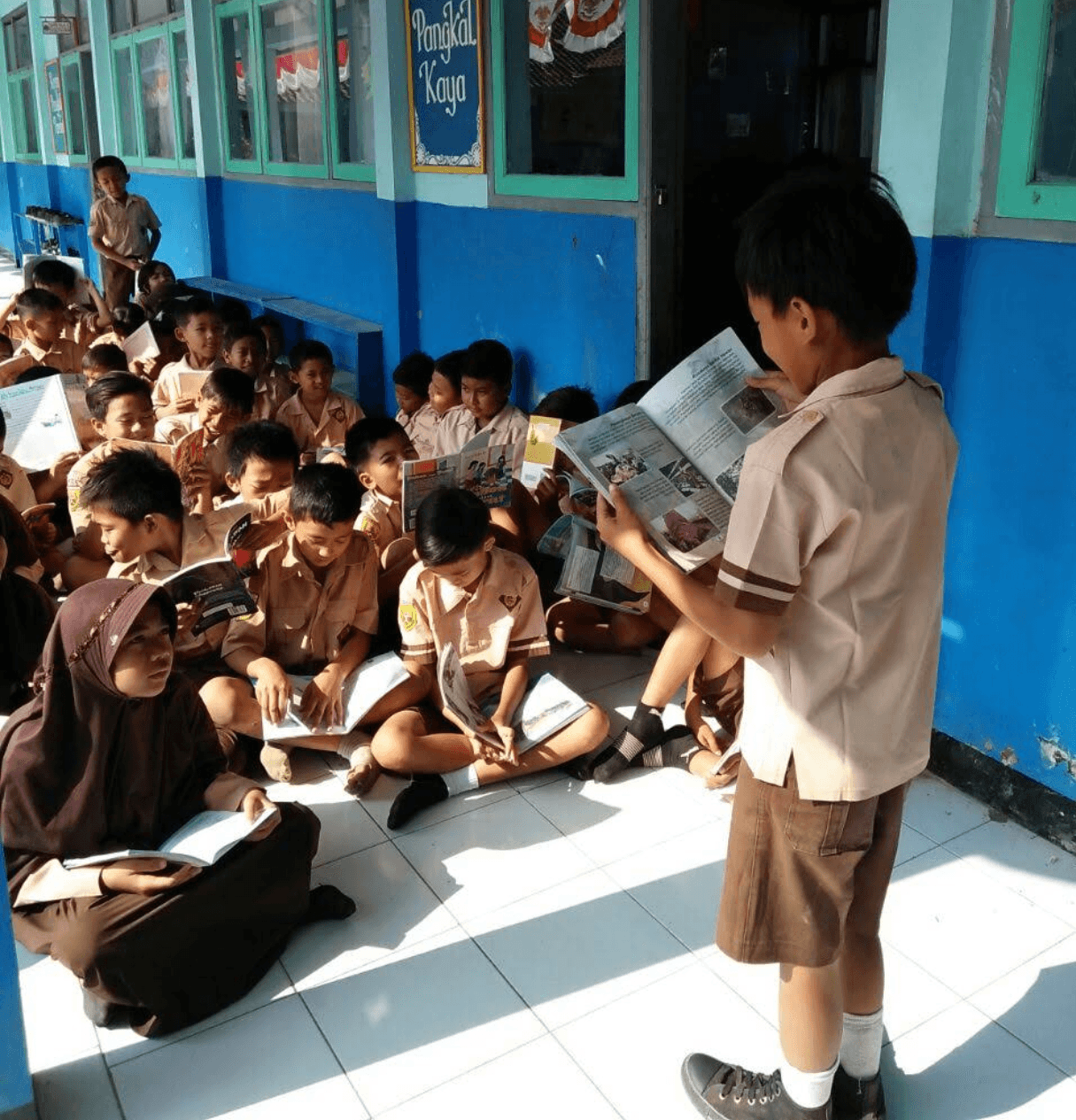Kegiatan belajar outdoor di lingkungan sekolah.