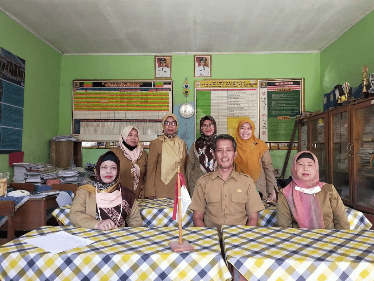 Foto Guru dan Tenaga Kependidikan SDN Danabhakti