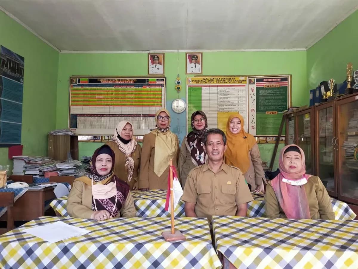 Foto Guru dan Tenaga Kependidikan SDN Danabhakti